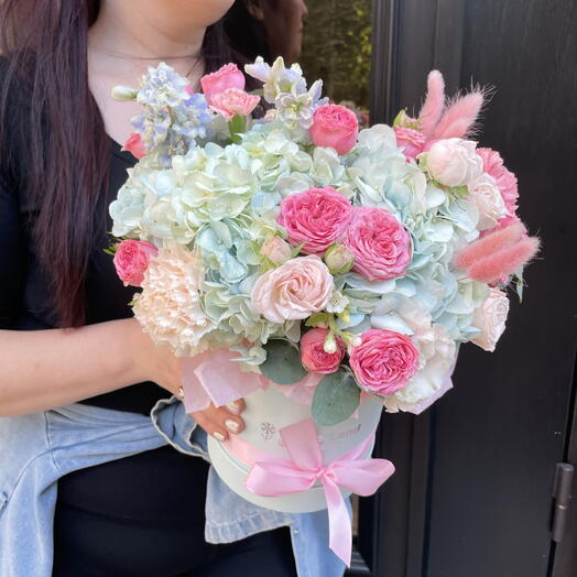 Авторская композиция из гортензий и пион роз в шляпной коробке 🌸