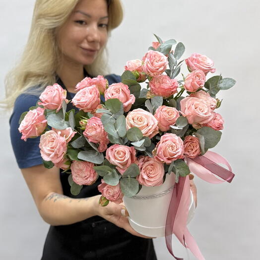 Кустовые розы в коробке с эвкалиптом