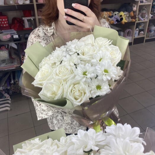 Букет из роз и ромашек