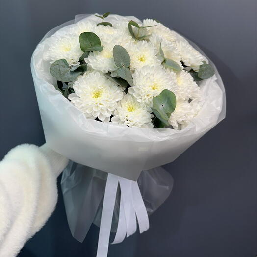 Букет из белой кустовой хризантемы с эвкалиптом