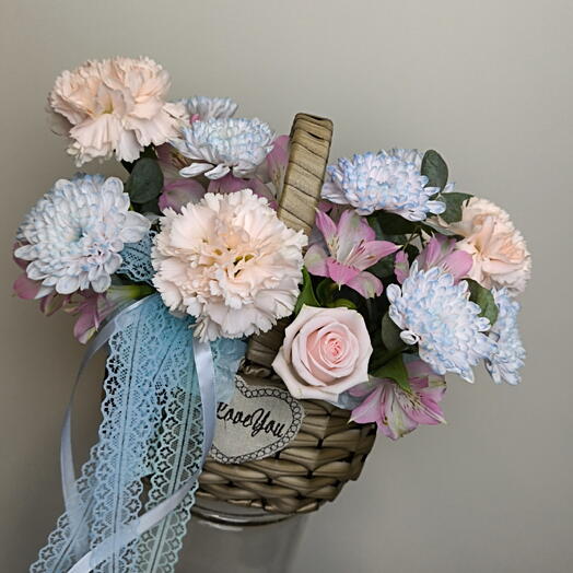 Нежная композиция с голубой хризантемой и кружевными диантусами 🌸