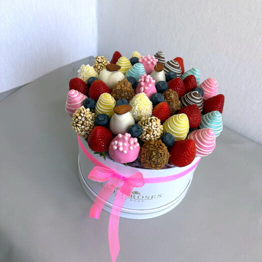 Клубничка в шляпной коробке L микс