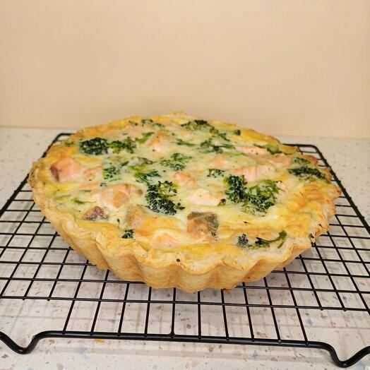 Киш с красной рыбой и брокколи