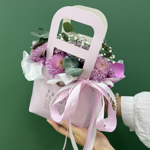 Композиция в сумочке с хризантемой и гипсофилой 💜