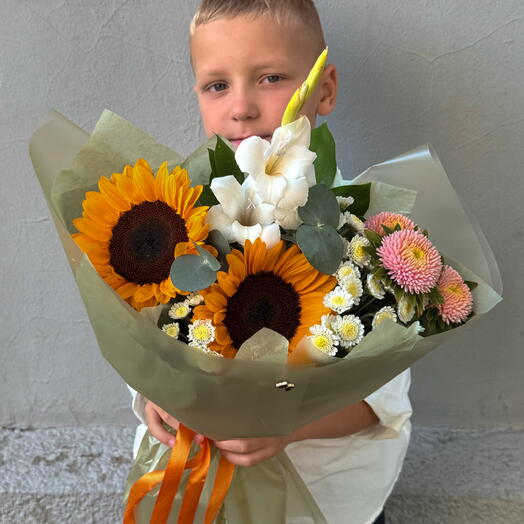 Яркий букет подсолнухи, гладиолус, хризантема, астра, эвкалипт, пшеница. Букет на 1 сентября. Цветы учителю. Букет в школу