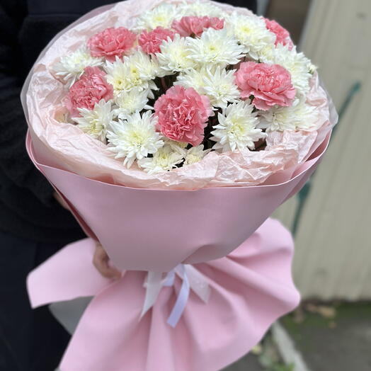 «Розовая нежность💕»Букет из нежной кустовой белой хризантемы с добавлением розовой гвоздики