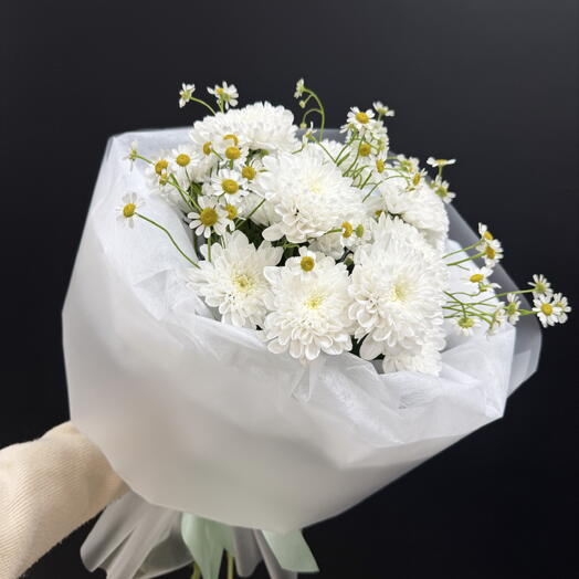 Букет из белых хризантем и ромашек-танацетум
