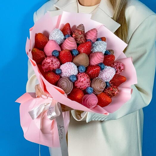 Букет клубники Ассорти в Бельгийском шоколаде Callebaut. Букет 1037. Leoraflowers