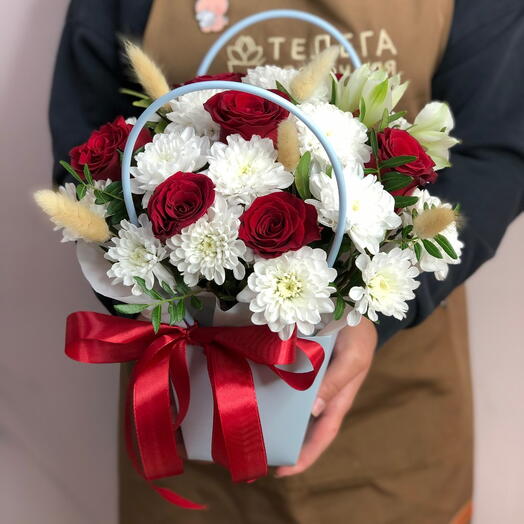 Композиция с красными розочками и хризантемой