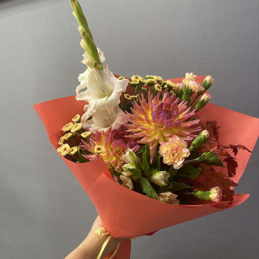Букет с георгинами, гладиолусом