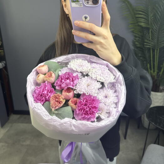 Сборный букет с сиреневой хризантемой, кустовой розой, эвкалиптом и сиреневыми диантусами