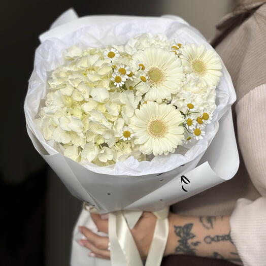 Букет из Гербер с гортензией и ромашками 🌼