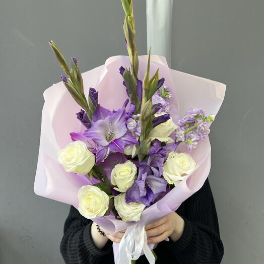 Лавандовые гладиолусы и белые розы 💜