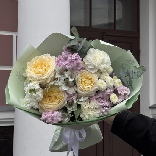 Букет из пионовидных роз и диантуса и хризантемы