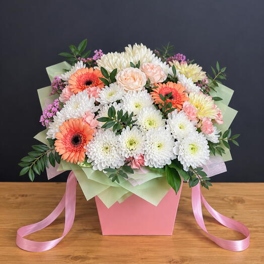 Яркая композиция с герберами, хризантемой и розой «Peach blossom»