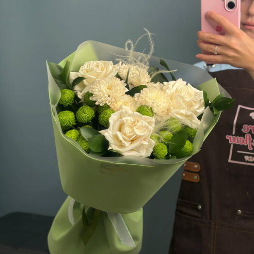 Букет с белой розой и зелеными хризантемами Сантини 💚