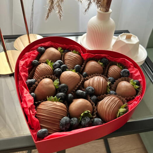 Клубника в шоколаде в коробке сердце "Heart of Berries"
