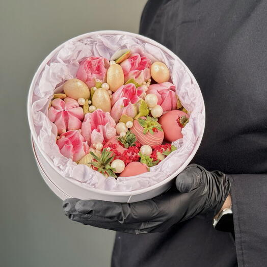 Круглая коробочка с зефиром ручной работы и клубникой в шоколаде