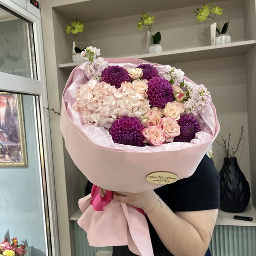 Букет с георгинами
