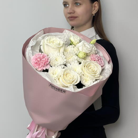 Авторский букет из пионовидных роз, эустомы, кустовой хризантемы и диантусов