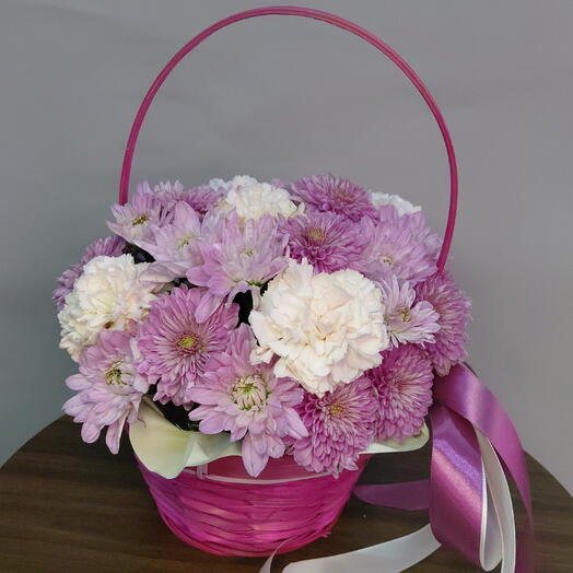 Корзинка розовых хризантем