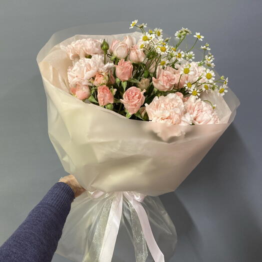 Нежный пышный букет с кустовыми розами, диантусами и ромашкой
