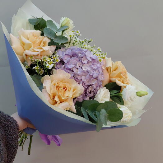 Букет с французскими розами и гортензией