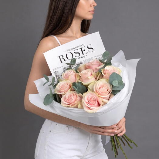 Моно букет из 9 эквадорских розовых роз с эвкалиптом в упаковке «Roses»