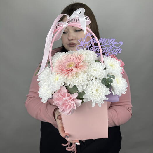 Композиция в сумочке с герберой