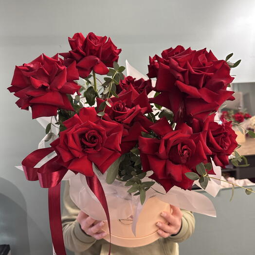 Французские розы в шляпной коробке