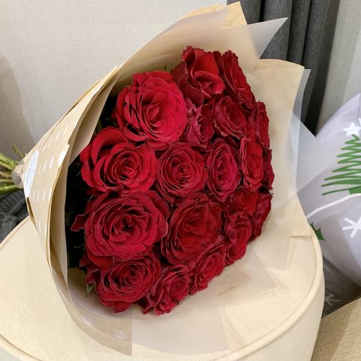Ramo de rosas rojas en artesanía
