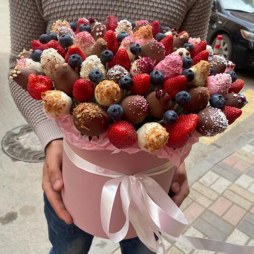 Chocolate covered strawberries maxi