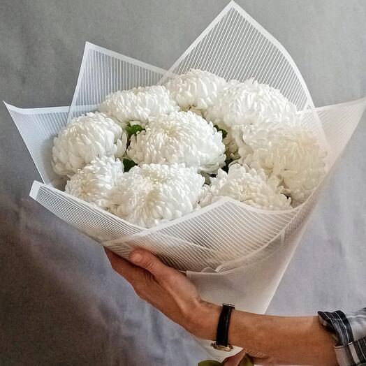 Bouquet of white chrysanthemums