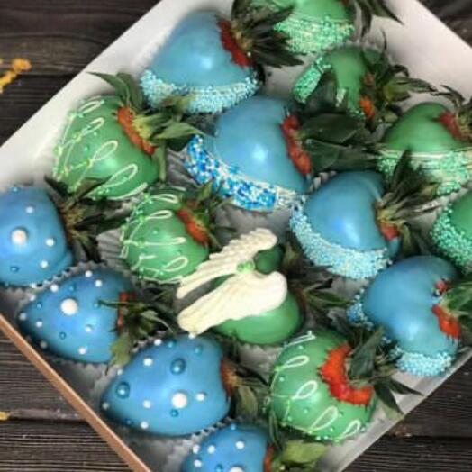 Strawberry set in chocolate "Fresh Breeze"