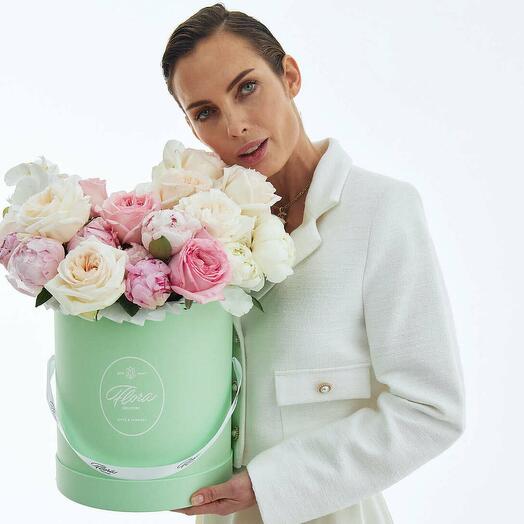 Hatbox with orchids and garden roses