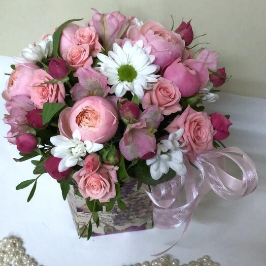 A box with peony-shaped bush roses and other flowers "silva"