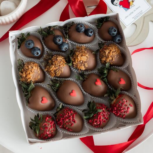 Sweet strawberries in milk chocolate, 16 berries