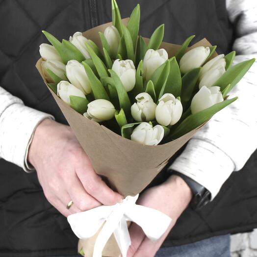 Букет 15 белых тюльпанов в крафте