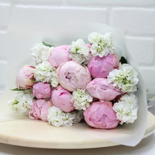Bouquet of 9 peonies with mattiola
