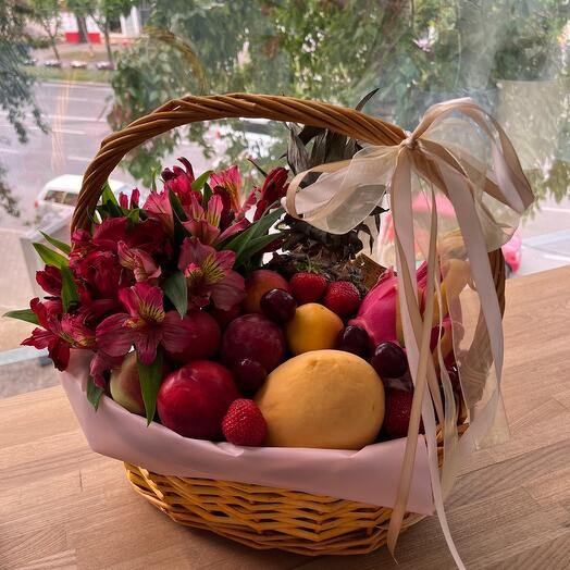 Фруктовий кошик з альстрамеріями
