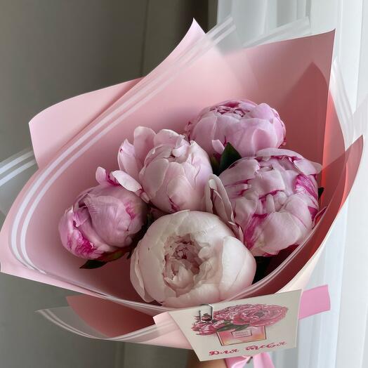 Bouquet of 5 large peonies in a package