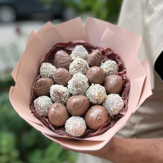 Букет из клубники в шоколаде и арахисовой крошке🤎