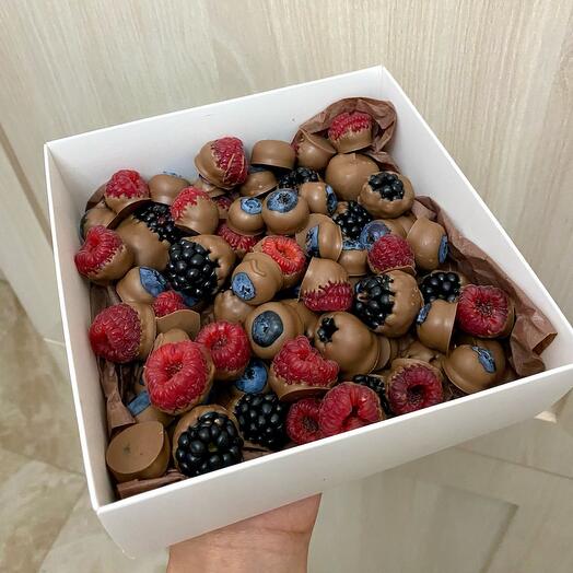 Клубника в шоколаде, малина в шоколаде, голубика в шоколаде