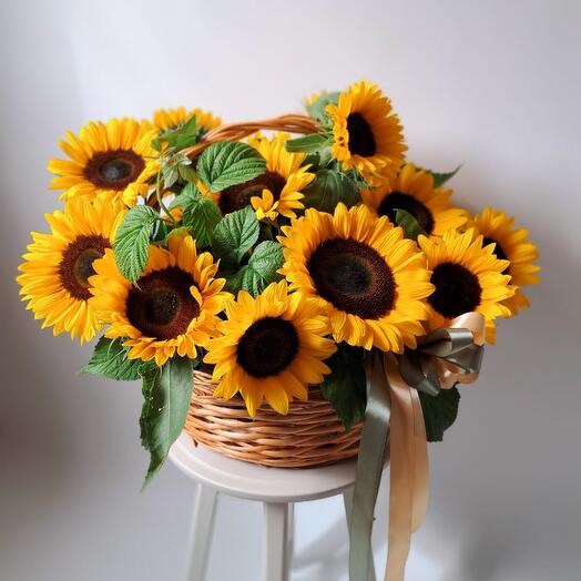 Summer sun basket with sunflowers