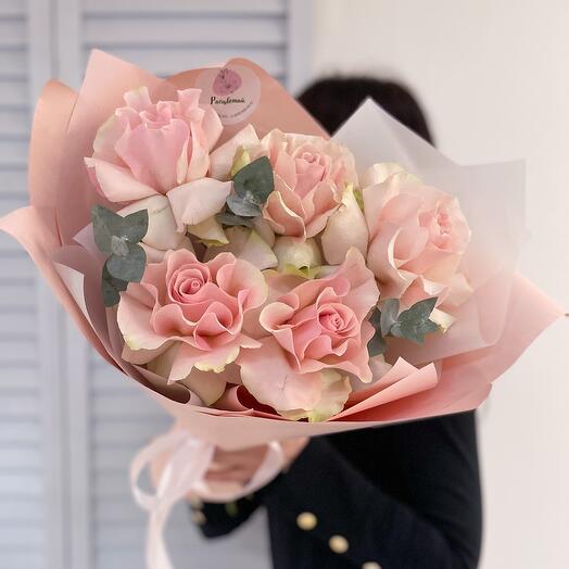 Delicado mono de rosas francesas con eucalipto