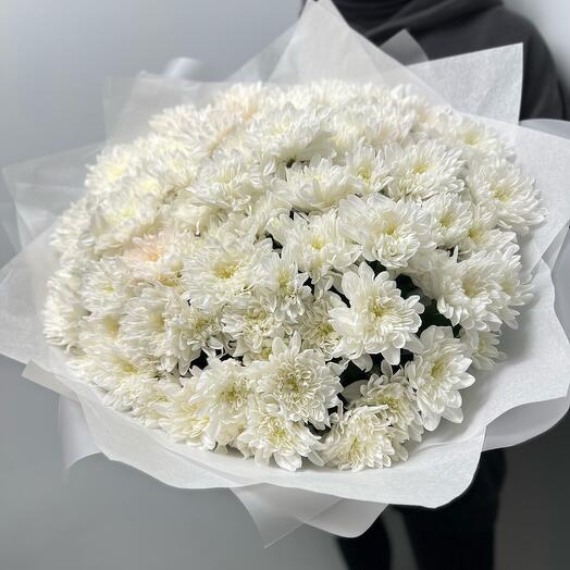 11 white bush chrysanthemums in a delicate design