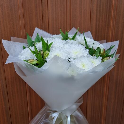 Bouquet of white chrysanthemums and alstroemeria