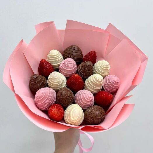 Букет клубника в шоколаде «С любовью» 19 шт на день рождение в подарок