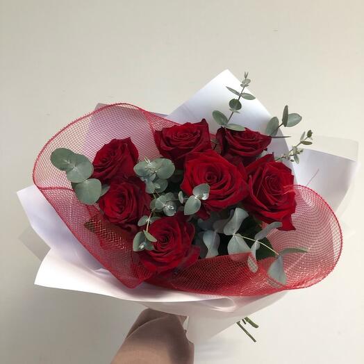 Ramo de rosas con eucalipto
