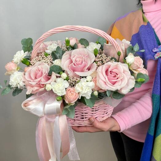 Нежная композиция с французскими розами в корзине